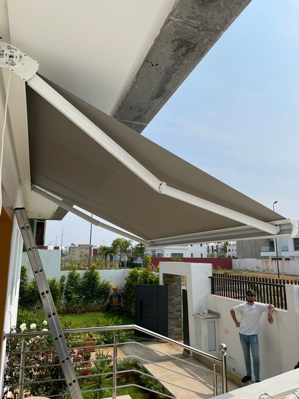 Installation d'un store banne sur un balcon de villa