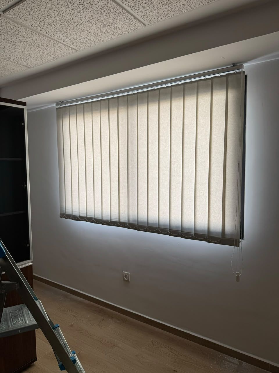 Store à bandes verticales dans un bureau