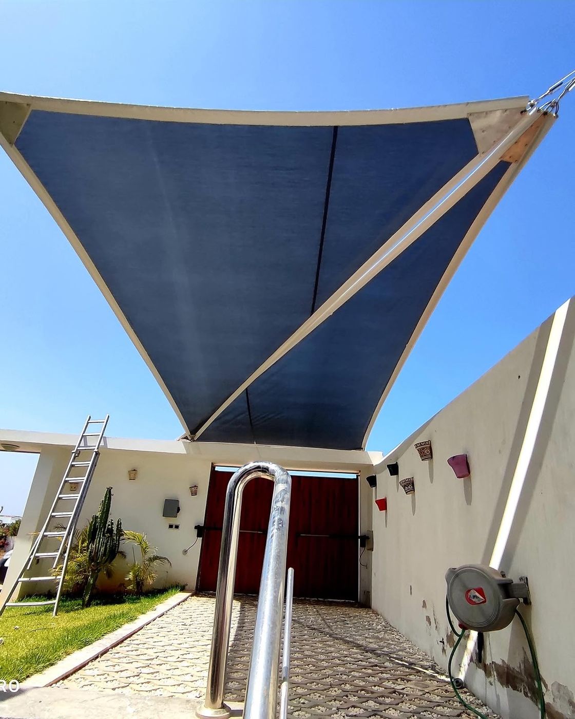 Voile d'ombrage bleue au-dessus d'une entrée